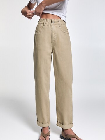 Pull&Bear Tapered Jeans in Beige: voorkant