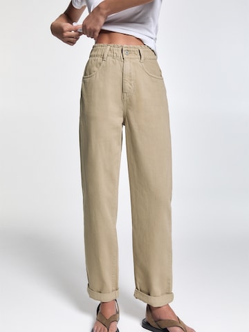 Pull&Bear Tapered Jeans in Beige: front