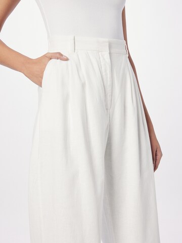 Abercrombie & Fitch Regular Pleat-Front Pants in White