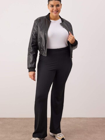 Trendyol Curve - Acampanado Pantalón en negro