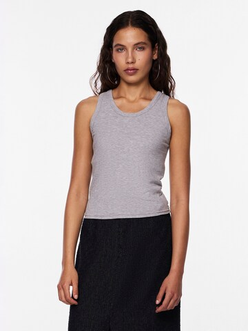 PIECES Top 'PCANIBI' in Grey: front