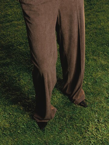 RÆRE by Lorena Rae - Loosefit Calças com vincos em castanho