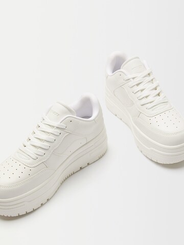 Sneaker bassa di Bershka in bianco