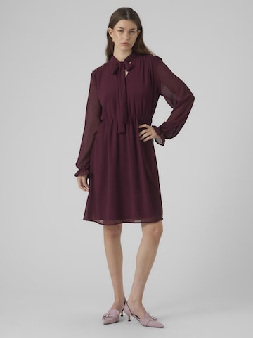 Robe-chemise 'VIGGA' VERO MODA en rouge : devant