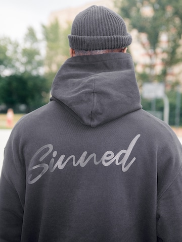 Sinned x ABOUT YOU Collegepaita 'Timo' värissä musta