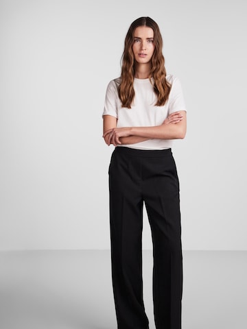 Loosefit Pantaloni con piega frontale 'NEVA' di PIECES in nero