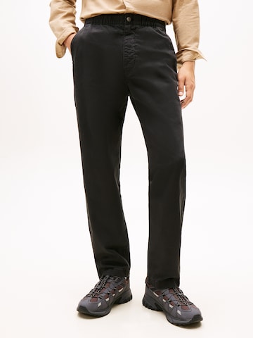 Tommy Jeans Regular Chino in Zwart: voorkant