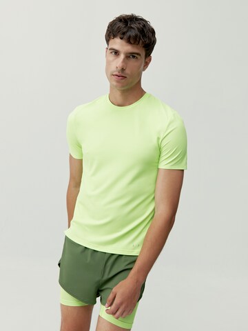 Born Living Yoga Performance Shirt ' Chad ' in Green: front