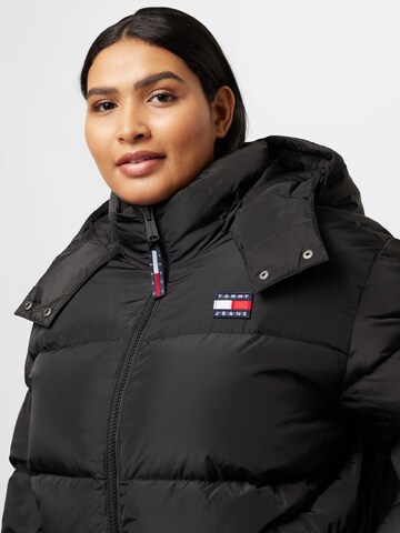 Tommy Jeans Curve Jacke 'Alaska' in Schwarz