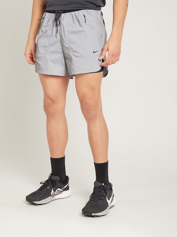 regular Pantaloni sportivi 'Running Division' di NIKE in argento