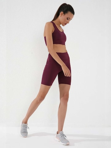 Tommy Life - Tapered Leggings 'Gamaschen' em vermelho