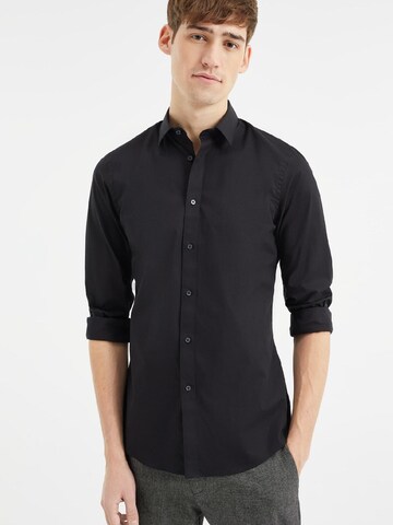 Coupe slim Chemise WE Fashion en noir : devant