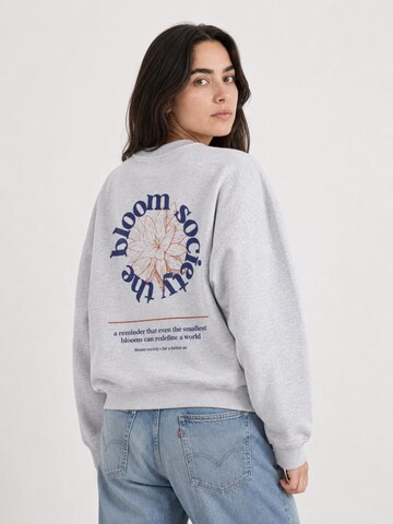 Onirique Bluzka sportowa 'Bloom Society Crewneck' w kolorze szary