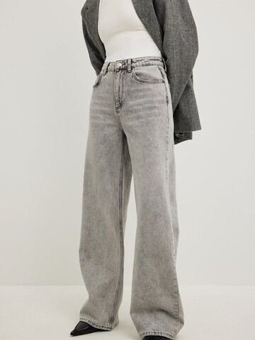 NA-KD Wide leg Jeans in Grijs: voorkant