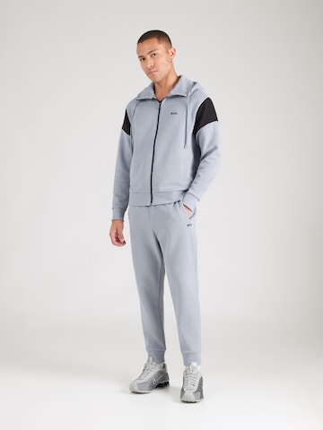 BOSS - Ropa para correr en gris: frente