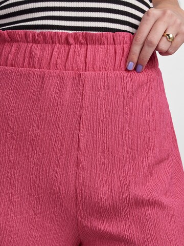 PIECES Regular Shorts 'LUNA' in Pink