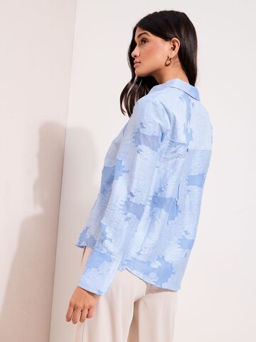 Friends Like These Blouse in Blauw