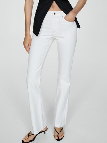 MANGO Flared Jeans 'Fiona' i vit: framsida