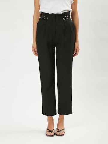 Influencer Tapered Broek in Zwart: voorkant