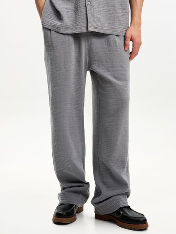 Loosefit Pantaloni di Bershka in grigio: frontale