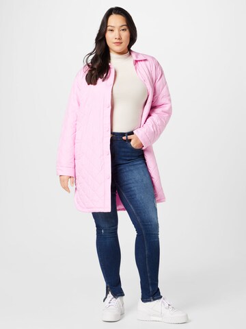 Manteau mi-saison 'NEWTANZIA' ONLY Carmakoma en rose