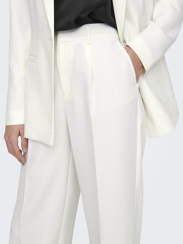 ONLY Loosefit Suorat housut 'ELLY' värissä valkoinen