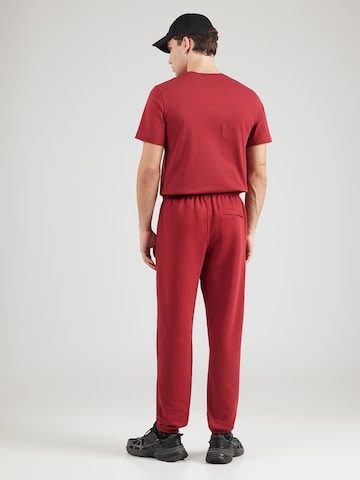 Effilé Pantalon 'CLUB' Nike Sportswear en rouge
