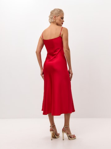 Robe 'Midi satin slip dress 'Majestic'' Serena Silueta en rouge