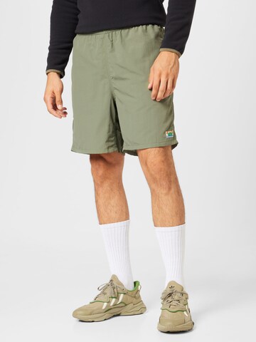 HUF Regular Shorts 'NEW DAY EASY' in Grün: predná strana