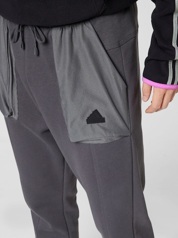 ADIDAS SPORTSWEAR Дънки Tapered Leg Спортен панталон 'City Escape' в сиво