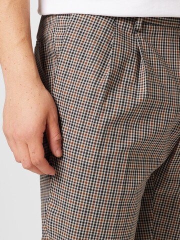 BURTON MENSWEAR LONDON Конический (Tapered) Брюки со складками в Коричневый
