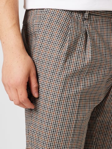 BURTON MENSWEAR LONDON Tapered Bukser med lægfolder i brun