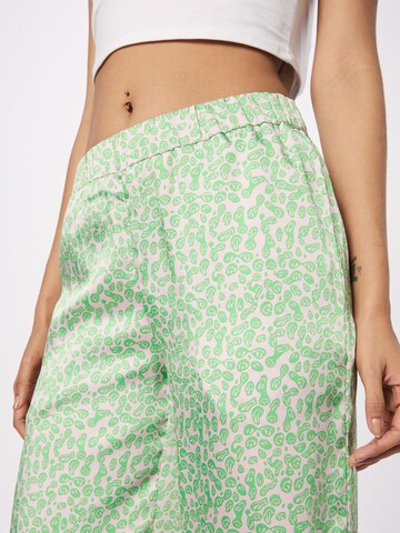 Largi Pantaloni 'Clarke' de la modström pe verde
