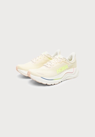 HOKA Springsko 'Arahi 9' i gul