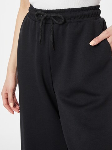 Wide leg Pantaloni sport de la ONLY PLAY pe negru