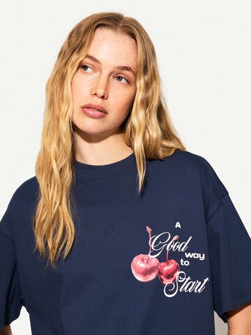 Bershka T-Shirt 'CHERRY PIE' in Blau