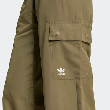 ADIDAS ORIGINALS - Loosefit Calças cargo 'ESS' em verde
