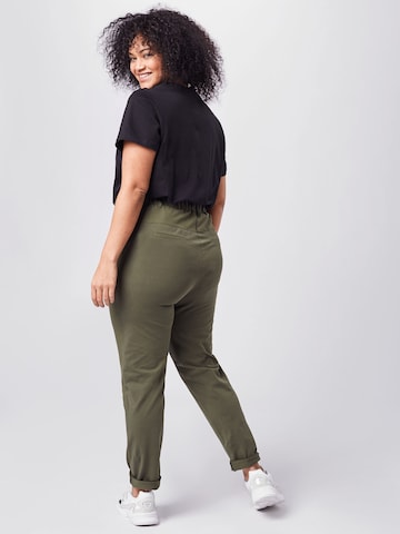 KAFFE CURVE - Slimfit Pantalón plisado 'Jia' en verde