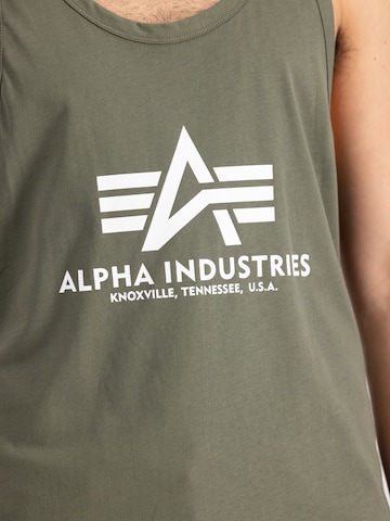 ALPHA INDUSTRIES Футболка в Зеленый