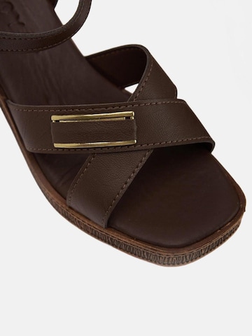 Limoya Sandals in Brown