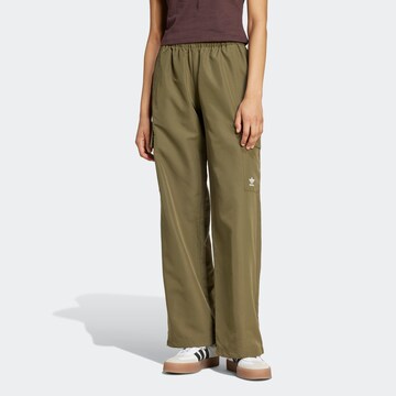 Loosefit Pantalon cargo 'ESS' ADIDAS ORIGINALS en vert : devant