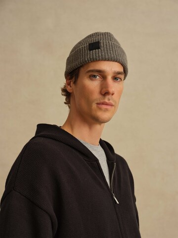 DAN FOX APPAREL Шапка 'Oscar' в Серый: спереди