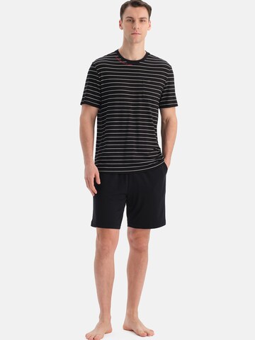 Dagi Pyjamas kort i svart: framsida