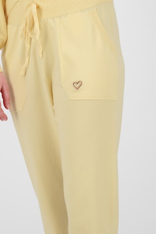 regular Pantaloni 'WilmaAK' di Alife and Kickin in giallo