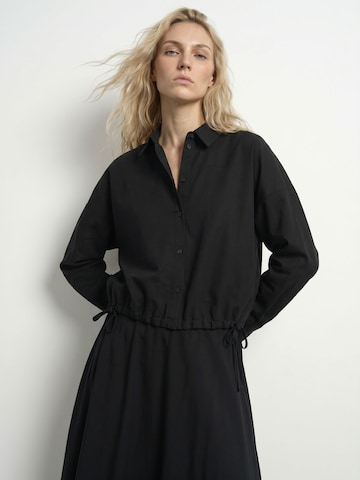 HYPEDROP Blouse in Black: front