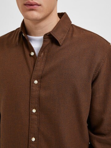 SELECTED HOMME Regular fit Overhemd 'ROBIN' in Bruin