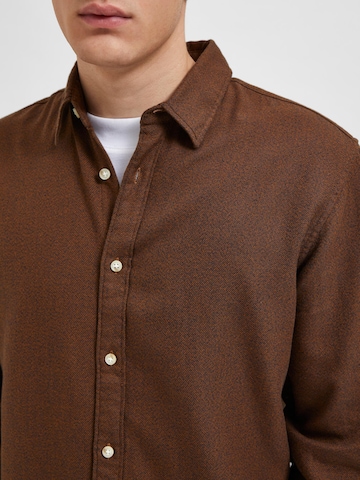 SELECTED HOMME Regular fit Button Up Shirt 'ROBIN' in Brown