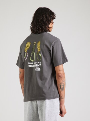 Tricou 'EXPLORE GEAR' de la THE NORTH FACE pe gri: față