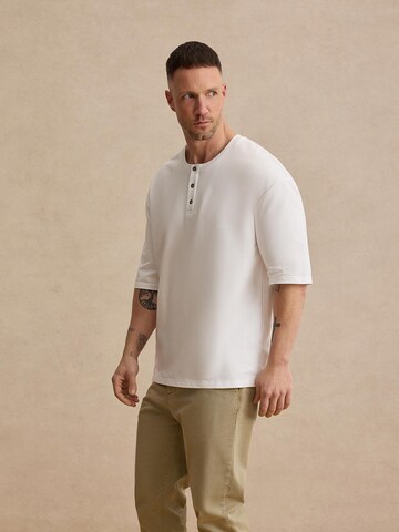 T-Shirt 'Jean' DAN FOX APPAREL en blanc : devant