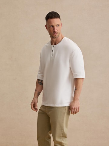 DAN FOX APPAREL Тениска 'Jean' в бяло: отпред